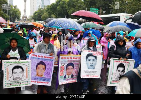 Mexico, Mexique. 26 septembre 2024. Les parents des élèves ruraux victimes participant à une manifestation pour réclamer justice lors du 10ème anniversaire de la disparition forcée des 43 élèves de l'école rurale normale 'Raul Isidro Burgos' d'Ayotzinapa, en 2014 à Iguala, Guerrero. Le 26 septembre 2024 à Mexico, Mexique. (Photo de Carlos Santiago/ crédit : Eyepix Group/Alamy Live News Banque D'Images