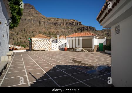 FATAGA, GRAN CANARIA, ESPAGNE - 31 JUILLET 2024 : un ancien village dans le centre de l'île. Plaza (Square) de San Jose. Banque D'Images