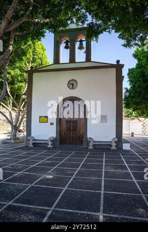FATAGA, GRAN CANARIA, ESPAGNE - 31 JUILLET 2024 : un ancien village dans le centre de l'île. Vieille chapelle sur la Plaza de San Jose. Banque D'Images