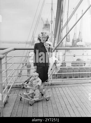 'Gee, Bud, c'est certainement une jalopie!' Linda Ann Stein, dix mois, de Brooklyn, New York, photographiée avec sa mère, Mme Sema Stein, Une G. J'épouse dont la maison est Bethnal Green, Londres. Chapeau de mère correspondait à la voiture enfant pour la nouveauté quand ils ont été photographiés sur le pont de S.. S America à Southampton aujourd'hui (mercredi). Ils sont venus passer des vacances dans l'ancienne maison de Mme Stein. 21 avril 1948 Banque D'Images