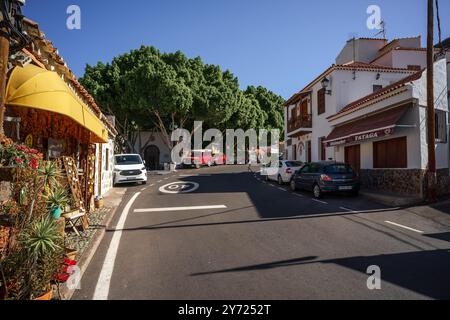 Un ancien village au centre de l'île. La rue principale et commerçante dans la partie ancienne du village. Banque D'Images