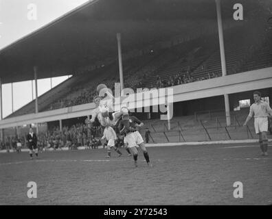 Équipes de Belgique, Italie, Autriche, Hollande, Irlande, L'Angleterre, le pays de Galles et l'Irlande du Nord participent au tournoi international de la jeunesse de trois jours, qui a débuté sur quatre terrains de clubs professionnels de Londres aujourd'hui (jeudi). Demain, les gagnants des jeux d'aujourd'hui seront jumelés avec les gagnants et les gagnants et les perdants avec les perdants. Quatre heures de football à White hart Lane (Tottenham hotspurs Ground) samedi verront la finale, le match entre le demi-finaliste perdant et le match entre les vainqueurs des matchs entre les perdants du premier tour. Ce soir à West Ham, l'Italie a été jumelée avec l'Autriche. Pic Banque D'Images