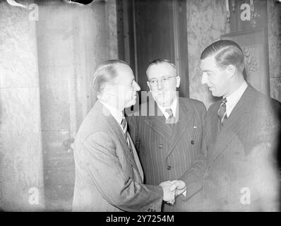 Don Bradman, capitaine de l'équipe australienne de test, est accueilli par Norman Yardley, capitaine du Yorkshire et de l'Angleterre, lors d'une réception donnée à l'équipe australienne à Australia House, Londres, ce matin (samedi). Au centre se trouve RT Hon. J. Un Beasley, haut commissaire pour l'Australie. 17 avril 1948. Banque D'Images