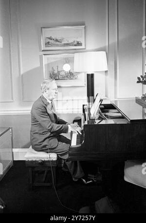 Chef de l'opposition , le très honorable Edward Heath photographié alors qu'il jouait du piano dans son appartement à l'Albany , Piccadilly , Londres 24 septembre 1965 Banque D'Images