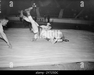 Des lutteurs de toute la Grande-Bretagne étaient en action à Harringay Arena, aujourd'hui (mardi) lorsque la British amateur Wrestling Association a organisé les championnats britanniques et les essais olympiques. L'image montre : J. Jones de Londres, est jeté par D. Moran de Bradford, dans le combat que Jones a gagné à Harringay, aujourd'hui. 13 avril 1948. Banque D'Images