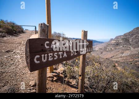 Panneau indicateur sur la route de montagne. Chemin vers l'ancien village de Fataga. Gran Canaria. Îles Canaries. Espagne. Banque D'Images