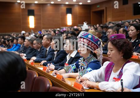 Pékin, Chine. 27 septembre 2024. Une grande réunion pour honorer les modèles pour l'unité ethnique et le progrès a lieu à Pékin, capitale de la Chine, le 27 septembre 2024. Crédit : XIe Huanchi/Xinhua/Alamy Live News Banque D'Images