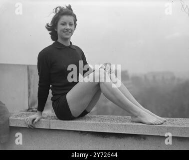 Sa cible est la renommée olympique. Joan Airey, 21 ans, de Norbury, Londres, commis de cantine au siège du National Coal Board, était sur le toit de Landsdown House, Londres, ce matin (mercredi) montrant ses allures de gymnastique. Joan, qui est championne des comtés du Sud, est un « possible » Jeux Olympiques, et elle passe toutes ses soirées libres et chaque week-end à perfectionner sa technique. 17 février 1948. Banque D'Images