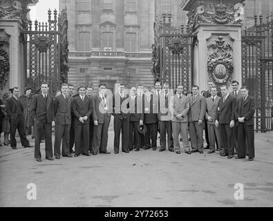 Les Wallabies sur place. Les membres de l'équipe de football australienne de Rugby union en visite dans ce pays ont été reçus par leurs majestés le Roi et la Reine au Palais de Buckingham ce matin (mercredi). Images : les Wallabies photographiés alors qu'ils quittaient le palais de Buckingham après avoir été reçus par le roi et la reine ce matin. 11 février 1948 Banque D'Images