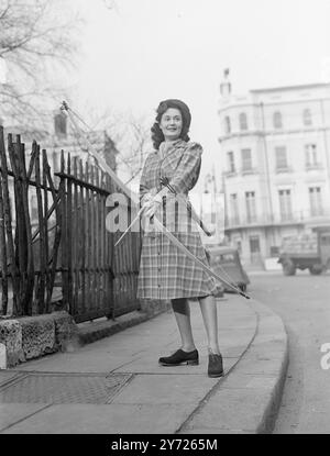 Défilé des fêtes. Les grandes maisons de couture britanniques ont mis en commun leur talent pour offrir un spectacle glamour de la mode des fêtes que vous verrez à l'exposition «santé et vacances», qui ouvrira à Earls court le 23 février Voici quelques-uns des modèles photographiés à Londres ce matin montrant les derniers costumes pour une variété de sports. 16 février 1948. Banque D'Images