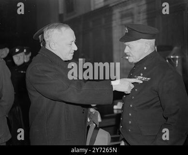 Shinwell rencontre les retraités. Le très honorable Emanuel Shinwell, sec d'État à la guerre, a rendu visite aux vaillants vieux retraités de l'hôpital royal de Chelsea, aujourd'hui (lundi). Image montre: "Avant mon heure" - M. Shinwell montre la double rangée de rubans portés par James Ellaway, 91 ans, lors de son inspection des retraités aujourd'hui, (lundi). 16 février 1948. Banque D'Images