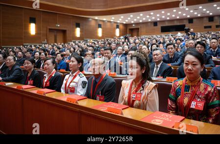 Pékin, Chine. 27 septembre 2024. Une grande réunion pour honorer les modèles pour l'unité ethnique et le progrès a lieu à Pékin, capitale de la Chine, le 27 septembre 2024. Crédit : XIe Huanchi/Xinhua/Alamy Live News Banque D'Images