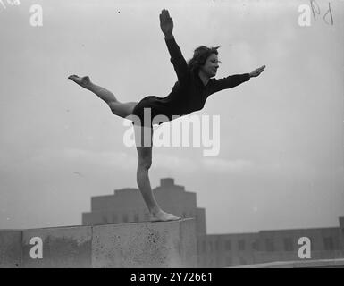 Sa cible est la renommée olympique. Joan Airey, 21 ans, de Norbury, Londres, commis de cantine au siège du National Coal Board, était sur le toit de Landsdown House, Londres, ce matin (mercredi) montrant ses allures de gymnastique. Joan, qui est championne des comtés du Sud, est un « possible » Jeux Olympiques, et elle passe toutes ses soirées libres et chaque week-end à perfectionner sa technique. 17 février 1948. Banque D'Images