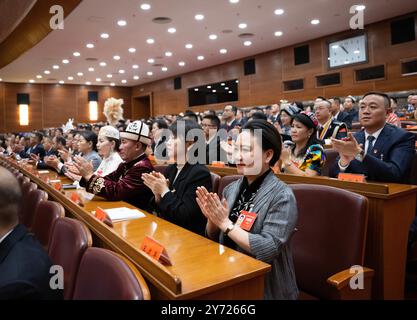 Pékin, Chine. 27 septembre 2024. Une grande réunion pour honorer les modèles pour l'unité ethnique et le progrès a lieu à Pékin, capitale de la Chine, le 27 septembre 2024. Crédit : XIe Huanchi/Xinhua/Alamy Live News Banque D'Images