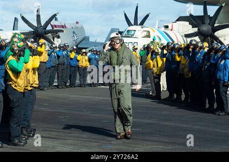 190724-N-UJ486-0054 OCÉAN ATLANTIQUE (24 juillet 2019) USS Harry S. Truman (CVN 75) Capitaine Nicholas Dienna, commandant des avions de classe Nimitz Banque D'Images