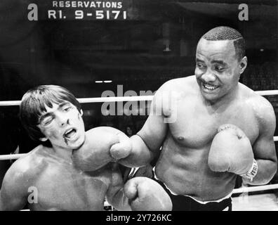 L'idole des milliers , Davy Jones , qui est le seul membre d'origine anglaise du groupe pop Monkees , se trouve dans la position inconfortable d'être "clobberé" par l'ancien grand champion du monde Sonny Liston . La rencontre a eu lieu pendant le tournage de 'Untitled' ici à Hollywood. Liston , qui a perdu sa couronne de poids lourd au profit de Cassius Clay , a interrompu son programme d'entraînement à Las Vegas pour faire ses débuts au cinéma . 7 mars 1968 Banque D'Images