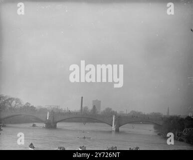 Des foules de vacances de Pâques ont aligné le parcours Putney to Mortlake aujourd'hui (samedi), pour assister au plus grand spectacle gratuit de Londres, la 94e course inter-universitaire de bateaux entre Oxford et Cambridge. 27 mars 1948 Banque D'Images