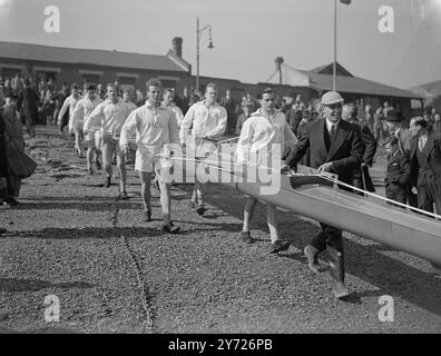 Des foules de vacances de Pâques ont aligné le parcours Putney to Mortlake aujourd'hui (samedi), pour assister au plus grand spectacle gratuit de Londres, la 94e course inter-universitaire de bateaux entre Oxford et Cambridge. Photo montre: "Atomes bleu clair" - L'équipage de Cambridge apporte son bateau à Putney pour une dernière sortie avant la course aujourd'hui. 27 mars 1948 Banque D'Images