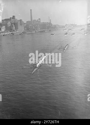 Des foules de vacances de Pâques ont aligné le parcours Putney to Mortlake aujourd'hui (samedi), pour assister au plus grand spectacle de Londres, la 94e course inter-universitaire de bateaux entre Oxford et Cambridge. L'image montre : le large balayage de la rivière à Hammersmith Bridge est clairement vu comme le Light Blues mène de 1 1/2 longueurs. Ils ont ensuite gagné dans le temps record de 17 minutes 50 secondes. 27 mars 1948 Banque D'Images