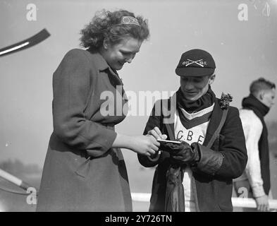 Des foules de vacances de Pâques ont aligné le parcours Putney to Mortlake aujourd'hui (samedi), pour assister au plus grand spectacle de Londres, la 94e course inter-universitaire de bateaux entre Oxford et Cambridge. La photo montre: "Signe s'il te plaît" Miss Rosamond Calder de Putney, capture l'autographe de cox R.G.B Faulker d'Oxford, avant qu'il emmène l'équipage pour une dernière sortie avant la course aujourd'hui (samedi). 27 mars 1948 Banque D'Images