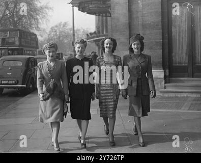 Les vingt-quatre finalistes de tout le pays qui concourront ce soir pour le titre '1948 National Ballroom Queen' à Grosvenor House, Londres, arrivaient dans la capitale cet après-midi. Ils ont gagné leur chemin à l'événement à travers des concours de qualification de zone, et le jugement final sera basé sur la grâce et le charme ainsi que sur la capacité de danse. Le concours, organisé par le journal 'The People', signifie une Challenge Cup et près de £200 en cadeaux pour la jeune fille qui est choisie comme 'Reine'. (De gauche à droite) Mme Marjorie Harrison (Newcastle), Mme Mary Buchanan (Glasgow), Mlle R. Banque D'Images