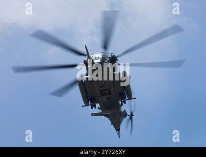 Un US Marine corps CH-53E Super Stallion avec Marine Heavy Helicopter Squadron 361, Marine Aircraft Group 36, 1st Marine Aircraft Wing survole COM Banque D'Images