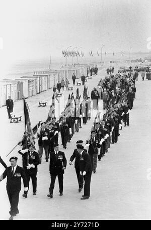 Avec des médailles de service scintillantes sur leurs costumes bien pressés , des vétérans anglais , français et belges de l'évacuation historique du corps Expenditionary Force britannique des plages de Dunkerque pendant les jours sombres du 1940 juin , marchent le long de la promenade de Dunkerque le 5 juin , lors des célébrations marquant le 25ème anniversaire de l'incroyable évacuation . Quelque 400 hommes sur les 337 131 hommes qui ont été sauvés des plages ( vu en arrière-plan ) , ont participé à un service de mémoire devant le simple mémorial allié sur les dunes de sable , Dunkerque , France . 7 juin 1965 Banque D'Images