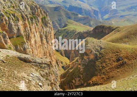 Route vers le village de Khinaliq traversant la chaîne du Grand Caucase située dans le district de Quba en Azerbaïdjan Banque D'Images