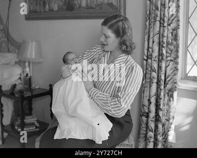 Mme Soames et son fils. Le fils bébé de Mme Christopher Soames, anciennement Miss Mary Churchill, a maintenant deux semaines. Aujourd'hui à Westerham mère et bébé posent pour leurs premières photos ensemble. Les voici à la fenêtre de la chambre de Mme Soames. Le bébé est le cinquième petit-enfant de M. Winston Churchill. 25 février 1948 Banque D'Images