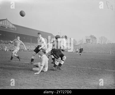 Sixième tour Cup-Tie Blackpool bat Fulham. Une foule de 40 000 fans a vu Fulham se battre avec 10 hommes descendre deux Nil à un Blackpool confiant à Craven Cottage aujourd'hui, (samedi) dans le sixième tour du F. Une tasse. Image montre : Blackpool pression - avec le gardien de Fulham Radcliffe invoyant (à droite) Mortensen de Blackpool vient pour le ballon (à gauche) lors d'une attaque sur le but à domicile. Ququested of Fulham est au centre. 28 février 1948 Banque D'Images