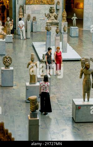 PARIS, France - touristes au Musée des Arts asiatiques, (Musée National des Arts asiatiques) - 'Musée Guimet', intérieur, vue d'ensemble. Collection sculpture Banque D'Images