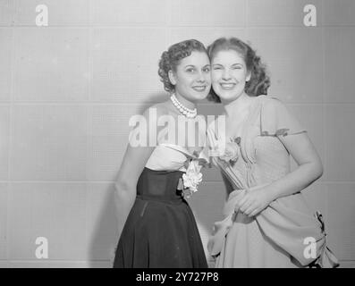 "Leurs Majestés de la mode" deux reines ont été invitées d'honneur aujourd'hui (vendredi), à Londres lorsque Miss France (Mlle Jaqueline Donny), et Miss Reine des reines (Mlle Audrey Smith de Birmingham) ont assisté à une réception donnée par le Secrétariat international de la laine, avant leur départ pour l'Afrique du Sud en tant qu'invités du South African Wool Board. Les Queens avec « Miss America » seront juges associés des finalistes du concours Miss Afrique du Sud et prendront une garde-robe pleine laine lors d'une tournée de mode de l'Union. La photo montre : 'Regal figures' Miss France porte un blanc surmonté de la robe d'épaule an Banque D'Images