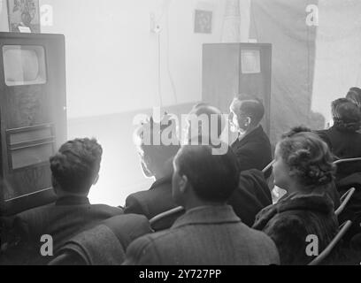 'Canteen Cup-Tie' avec l'aide de téléviseurs à leur Carlton House Canteen, Today (samedi) rediffusion services ont été en mesure d'offrir à de nombreux supporters de Blackpool qui n'ont pas pu obtenir de billets pour la Blackpool vs Fulham Cup-Tie, une 'place en tribune' au match. Les téléspectateurs ont vu leur équipe gagner deux-Nil confortablement. La photo montre : 'Tea Cup Cup tie' Mr H. Holland, 66 Topping Street, Blackpool ; et M. et Mme B. Dickenson de 31 The Crescent, Blackpool regardez le match entre les Sips à Carlton House, Londres, aujourd'hui. 28 février 1948 Banque D'Images