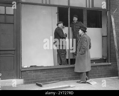 « La bataille de Wigan » avec 4 candidats aux prochaines élections législatives partielles, la ville minière de Wigan dans le Lancashire est tombée sous le feu des projecteurs. Le scrutin a lieu le 4 mars et les candidats sont M. R. W. Williams, (LAB) ; M. H. Dowling, (Cons) ; M. T. Rowlandson, (communiste) ; et M. O. L. Roberts, (cavalier du roi). Images montrent:- M. Ronald W. Williams, (travailliste) s'arrête pour une conversation «constructive» avec les travailleurs du bâtiment de Wigan, sur son chemin à une réunion. 2 mars 1948 Banque D'Images