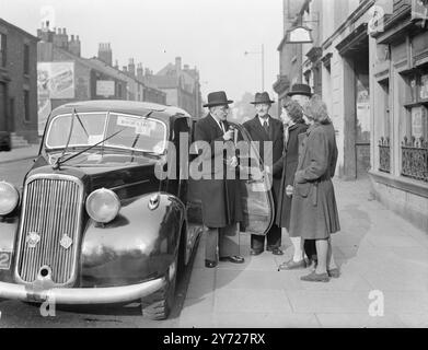 « La bataille de Wigan » avec 4 candidats aux prochaines élections législatives partielles, la ville minière de Wigan dans le Lancashire est tombée sous le feu des projecteurs. Le scrutin a lieu le 4 mars et les candidats sont M. R. W. Williams, (LAB) ; M. H. Dowling, (Cons) ; M. T. Rowlandson, (communiste) ; et M. O. L. Roberts, (cavalier du roi). L'image montre:-le conseiller Harold Dowling, (contre) discute avec des employés de bureau lors d'une visite de la circonscription de Wigan. 2 mars 1948 Banque D'Images