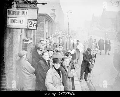 En ville aujourd'hui. La fièvre de la cravate de coupe était élevée à Londres aujourd'hui lorsque des milliers de supporters qui ont voyagé toute la nuit depuis gthe North ont vu les sites de Londres avant d'aller encourager leur équipe. Images : heureux partisans de Blackpool F. C qui jouent Fulham F. C vu se promener dans Fleet Street aujourd'hui (samedi). 28 février 1948 Banque D'Images