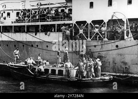 Les immigrants juifs affluent dans l'État d'Israël. Immigrants débarquant de la SS Teti à tel Aviv.14 mai 1948 Banque D'Images