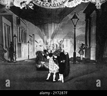 Revue de Cochran 1930 au pavillon de Londres : Piccadilly en 1830 , Alice Nikitina et Serge Lifar dans un de leurs numéros , avec ballon . 22 mars 1930 Banque D'Images