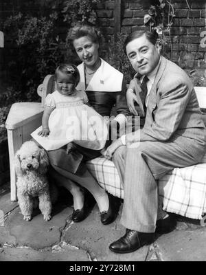 Le prince Chula de Thaïlande et son épouse née en Angleterre la princesse Elisabeth et leur fille Narisa, âgée de treize mois, et le caniche Pompée . À la maison familiale près de Bodmin , Cornwall 10 septembre 1957. Banque D'Images