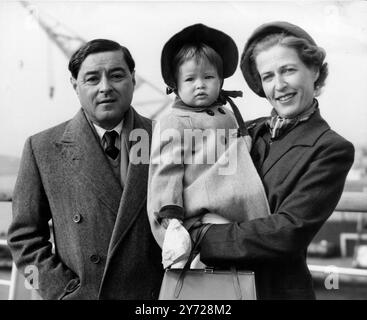 Le prince Chula de Thaïlande et son épouse née en Angleterre, la princesse Elisabeth, et leur fille Narisa, âgée de vingt mois, à leur arrivée à Southampton après une visite en Thaïlande le 19 mars 1958 Banque D'Images