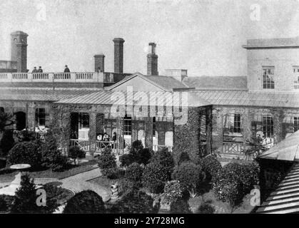 Royal Sea Bathing Hospital , Margate , Kent , vu ici le quadrilatère de l'hôpital avec des patients sur les terrasses de toit donnant sur la mer , vu aussi , les vérandas ouvertes autour du quadrilatère , dans lequel les patients montés dans le lit sont roulés. 20 mai 1899 Banque D'Images