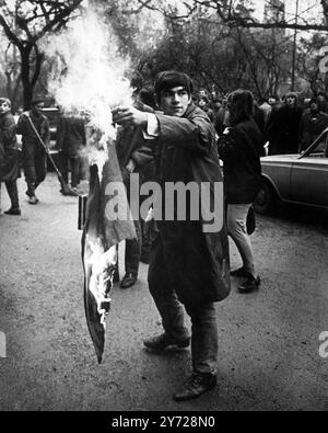 Drapeau russe brûlé. Prague : Un jeune patriote tchécoslovaque brûle un drapeau soviétique à l'occasion du 51e anniversaire de la Révolution russe pour protester contre l'occupation de la Tchécoslovaquie par les troupes russes. M. Dubcek , le dirigeant du Parti communiste, s'est retrouvé confronté à une manifestation pro-russe lorsqu'il s'est rendu à une cérémonie de dépôt de gerbes au mémorial de guerre soviétique au cimetière d'Olcany avec M. Cernik , le premier Ministre et d'autres dirigeants du parti, alors que plus de 1 000 hommes et femmes âgés, tous loyalistes de Moscou, scandaient " le pouvoir soviétique de longue durée pour l'éternité " . 8 novembre 1968 Banque D'Images