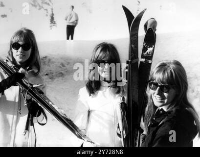 Les Beatles tournent à Obertauern , en Allemagne, et leurs femmes jouissaient d'un peu de sport d'hiver. Les filles sont de gauche à droite la petite amie de George Harrison Patti Boyd, la femme de Ringo Starr Maureen Starkey et la femme de John Lennon Cynthia Lennon le 19 mars 1965 Banque D'Images