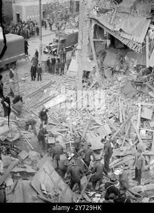 Enregistré comme étant à Bexleyheath, Kent, Angleterre femme sauvée par l'ARP des dégâts causés par une bombe à une usine pendant la seconde Guerre mondiale, photographie de John Topham 1940. Publié la première page de Sunday Pictorial le 20 octobre 1940. Description contemporaine de John Topham de la couverture des bombardements du sud-est de l'Angleterre et de Londres au début de la seconde Guerre mondiale : « les Londoniens [journaux de Londres] téléphonaient la nuit alors que les raids étaient encore en cours. Il nous a fallu sortir. Les gens nous croyaient fous. Nous étions toujours en danger qu'un Home Guard laisse tomber une balle dans la voiture. Ils nous arrêteraient tous les 100 mètres environ. J'ai eu Banque D'Images