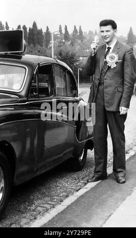 Peter Griffiths, candidat conservateur pour Smethwick, fait campagne lors d'une tournée de la circonscription. 28 septembre 1964 Banque D'Images