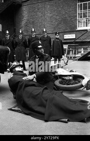 La légende originale suit : Mme Sislin Fay Allen qui, à 29 ans, devient la première policière noire de Grande-Bretagne . Née en Jamaïque , elle a un enfant et est infirmière d'État. Ici, elle assiste à un accident 'victime' dans la cour de la Metropolitan police Training School à Peel House , Pimlico , Londres. A la fin du cours qui comprend l'apprentissage du droit général , les pouvoirs d'arrestation et les devoirs de circulation , Mme Allen sera affectée à une division de la police métropolitaine . 15 février 1968 numérisé à partir du négatif Banque D'Images