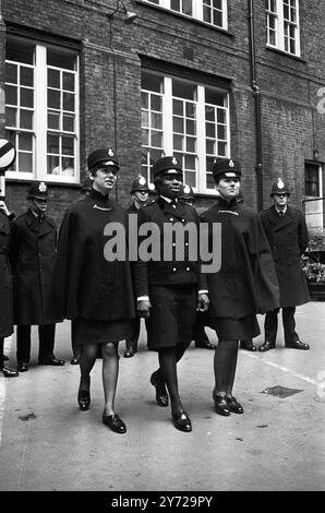 La légende originale suit : femme au foyer.... infirmière ..... mère ....et maintenant policière. Ce sont les titres détenus par Mme Sislin Fay Allen qui, à 29 ans, devient aujourd'hui la première policière noire britannique. Née en Jamaïque , elle a un enfant et est infirmière d'État. Elle suit maintenant un cours à la Metropolitan police Training School à Londres. 15 février 1968 numérisé à partir du négatif Banque D'Images