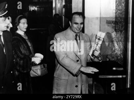 Aly Khan et Bettina , dont les noms ont été liés romantiquement , à l'aéroport d'Orly , Paris , avant de partir par avion pour Caracas , Venezuela . 10 janvier 1957 Banque D'Images