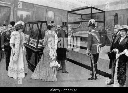 Le roi Edward , accompagné de la reine Alexandra , a visité l'exposition irlandaise , vue ici examinant la chaise parlementaire et les autres reliques de l'ancien Parlement irlandais , Dublin , Irlande . 20 juillet 1907 Banque D'Images