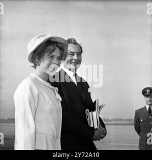 On aperçoit à l'aéroport de Londres avant de prendre l'avion pour New York M. Hugh Fraser , secrétaire d'État à l'Air , et son épouse , Lady Fraser . M. Fraser effectuera une tournée de dix jours aux États-Unis , au cours de laquelle il s'entretiendra avec le président Kennedy et M. Robert McNamara , secrétaire américain à la défense . Il visitera également Cap Canaveral et Colerado Springs. 4 juin 1963 Banque D'Images